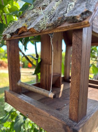 Casa Comedero Pájaros artesanal en madera.