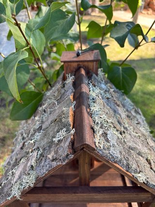 Casa Comedero Pájaros artesanal en madera.
