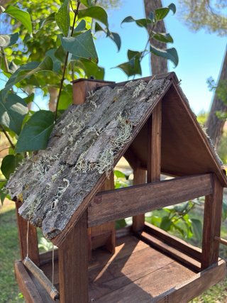 Casa Comedero Pájaros artesanal en madera.