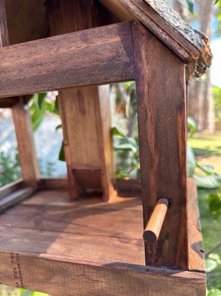 Casa Comedero Pájaros artesanal en madera.