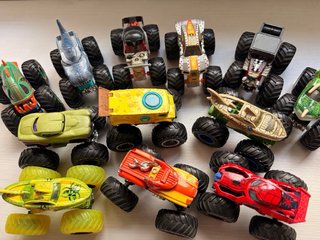 12 Monster Trucks Juguete