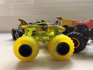 12 Monster Trucks Juguete