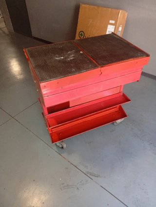 Carro de herramientas rojo