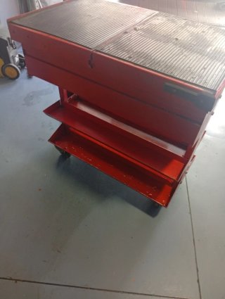 Carro de herramientas rojo