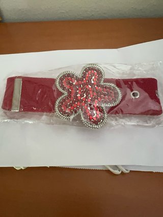 Cinturón rojo con flor de pedrería