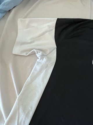 Camiseta deportiva Nike negra y blanca