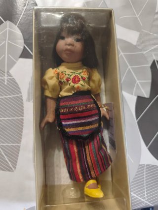 Muñeca de porcelana vestida