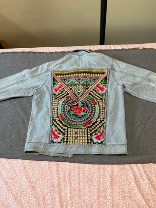 Chaqueta vaquera Stradivarius bordada