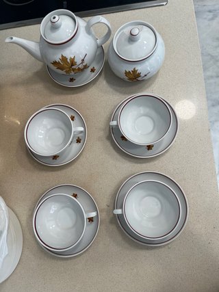 Juego de tazas de porcelana con hojas