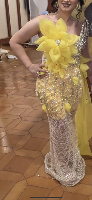 Vestido largo amarillo con pedrería