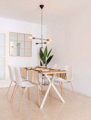 Mesa de comedor color crema