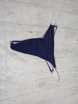 Bikini azul marino con detalles blancos