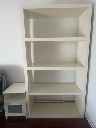 Estantería blanca y mesita de noche