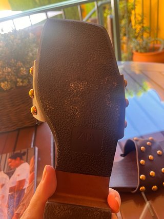 Sandalia piel tachuelas Zara