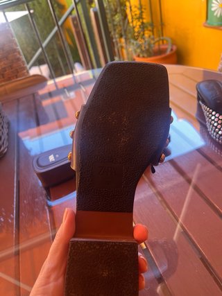 Sandalia piel tachuelas Zara