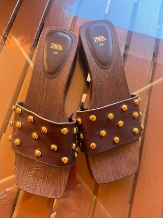 Sandalia piel tachuelas Zara
