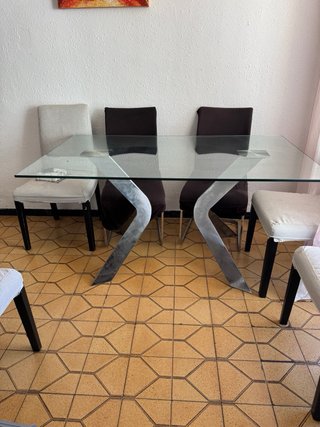 Mesa de comedor de cristal y metal