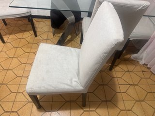 Mesa de comedor de cristal y metal