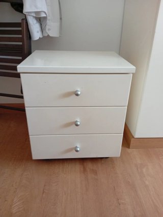 Cajonera blanca con ruedas