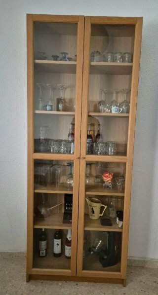Vitrina de madera y cristal