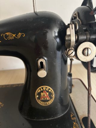 Máquina de coser Alfa antigua