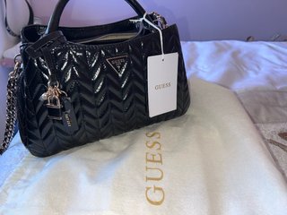 Bolso Guess Negro Charol Chevron