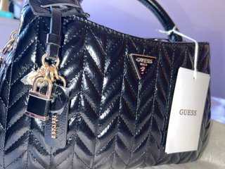 Bolso Guess Negro Charol Chevron