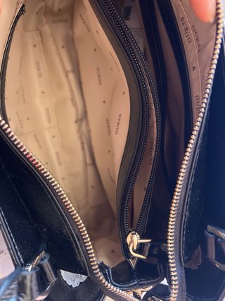 Bolso Guess Negro Charol Chevron