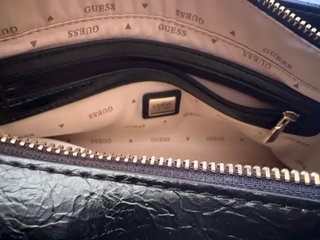 Bolso Guess Negro Charol Chevron