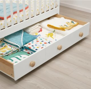 Cuna de madera blanca con cajones