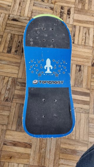Patinete infantil azul con cohetes