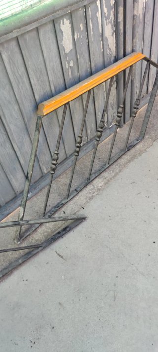 Barandillas metálicas con pasamanos