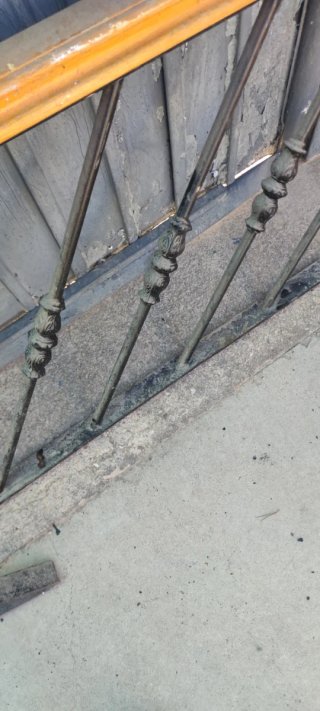 Barandillas metálicas con pasamanos