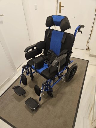 Silla de ruedas con reposacabezas