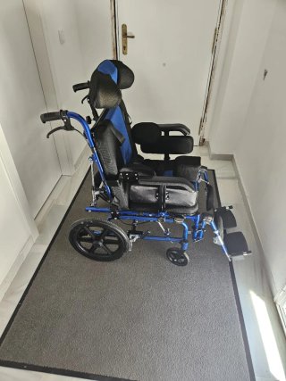 Silla de ruedas con reposacabezas