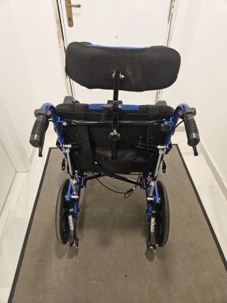 Silla de ruedas con reposacabezas