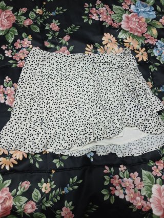 Falda pantalón con estampado moteado.