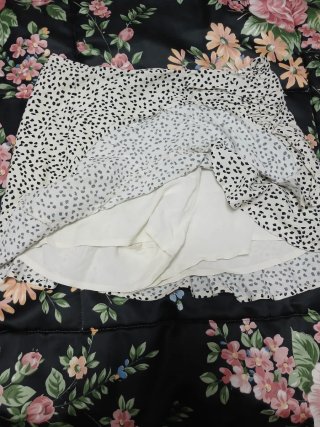 Falda pantalón con estampado moteado.