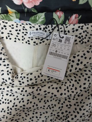 Falda pantalón con estampado moteado.