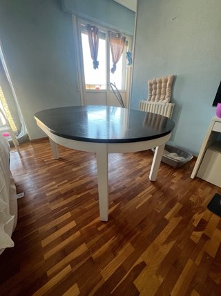 Mesa de comedor extensible blanca y negra