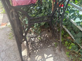 Máquina de coser Singer antigua con mueble