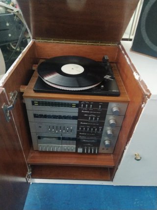 Centro musicale vintage Binatone con mobile