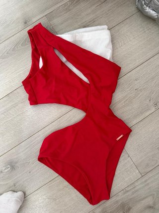 Bañador rojo asimétrico