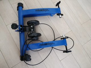 Soporte rodillo bicicleta estática azul