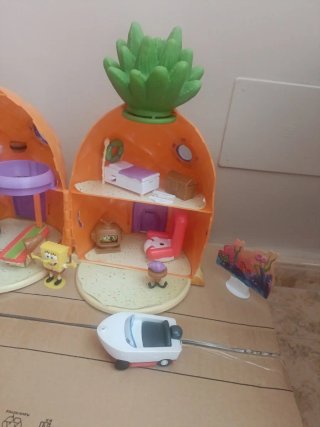 Piña de Bob Esponja con figuras