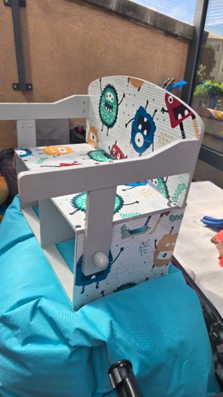 Banco y pupitre infantil con monstruos