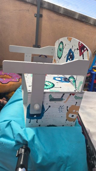 Banco y pupitre infantil con monstruos