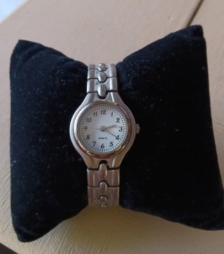 Reloj de pulsera plateado para mujer