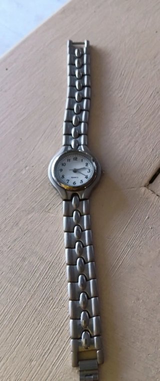 Reloj de pulsera plateado para mujer