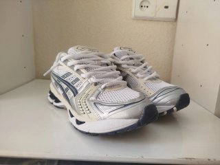 Zapatillas Asics plateadas y blancas